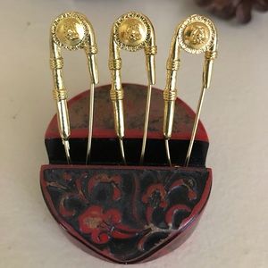 Medusa (set of 3) head gold decorative safety pins